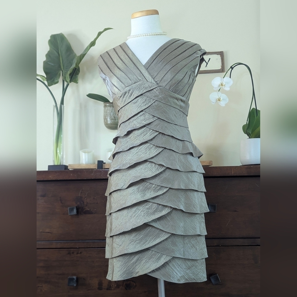 Adrianna Papell Champagne Taupe Layered Sleeveless V- Neck Fully Lined Size 4 - Picture 15 of 17